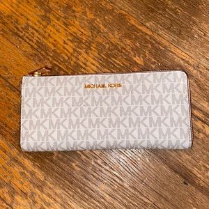 Micheal Kors Jet Set Travel Wallet